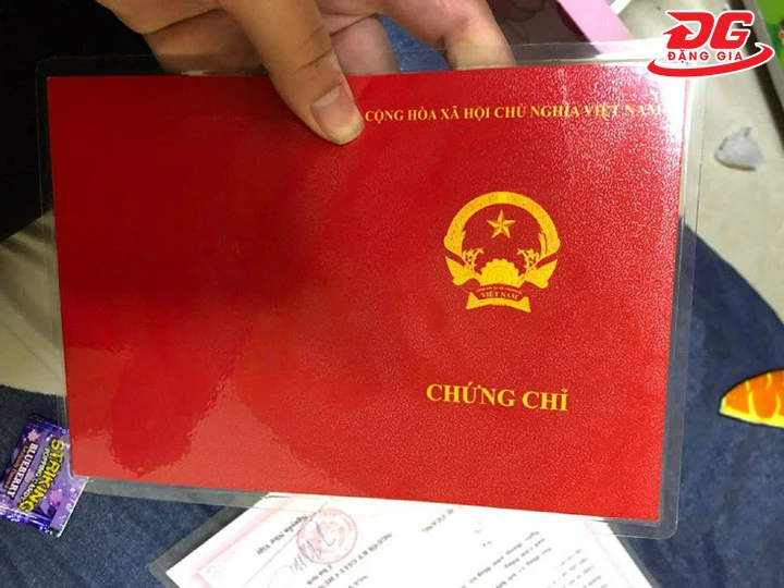 bằng đại học có cần ép plastic không - Hình 2