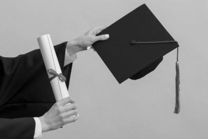 sinh viên được cấp bằng đại học khi nào
