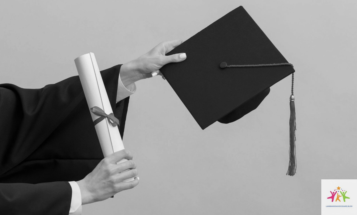 sinh viên được cấp bằng đại học khi nào - Hình 1